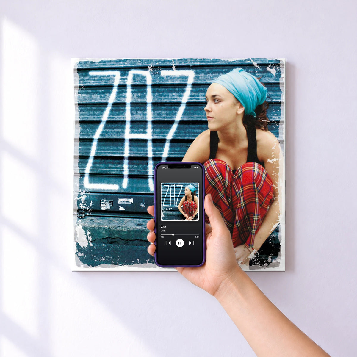 Affiche connectée Zaz de Zaz au mur : l'album se lance en approchant le téléphone