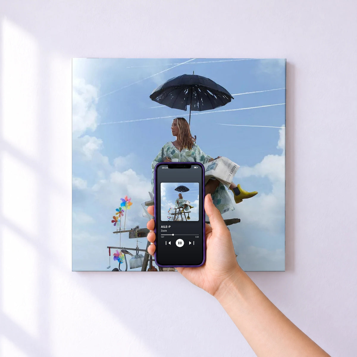 Affiche connectée AILE-P de Zazie au mur : l'album se lance en approchant le téléphone