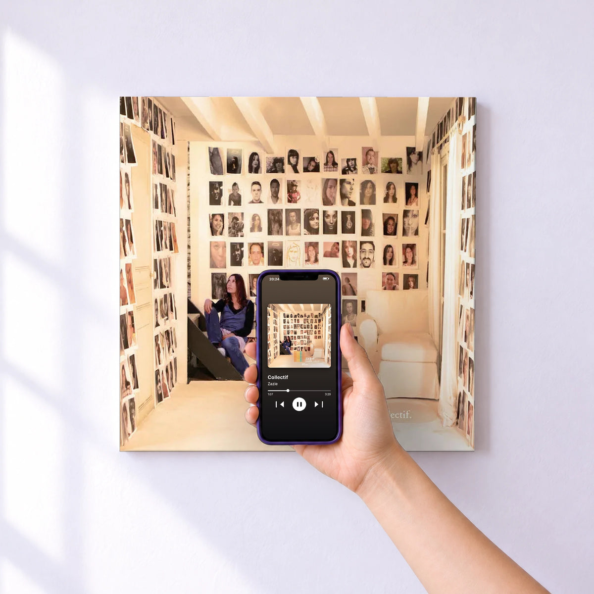 Affiche connectée Collectif de Zazie au mur : l'album se lance en approchant le téléphone
