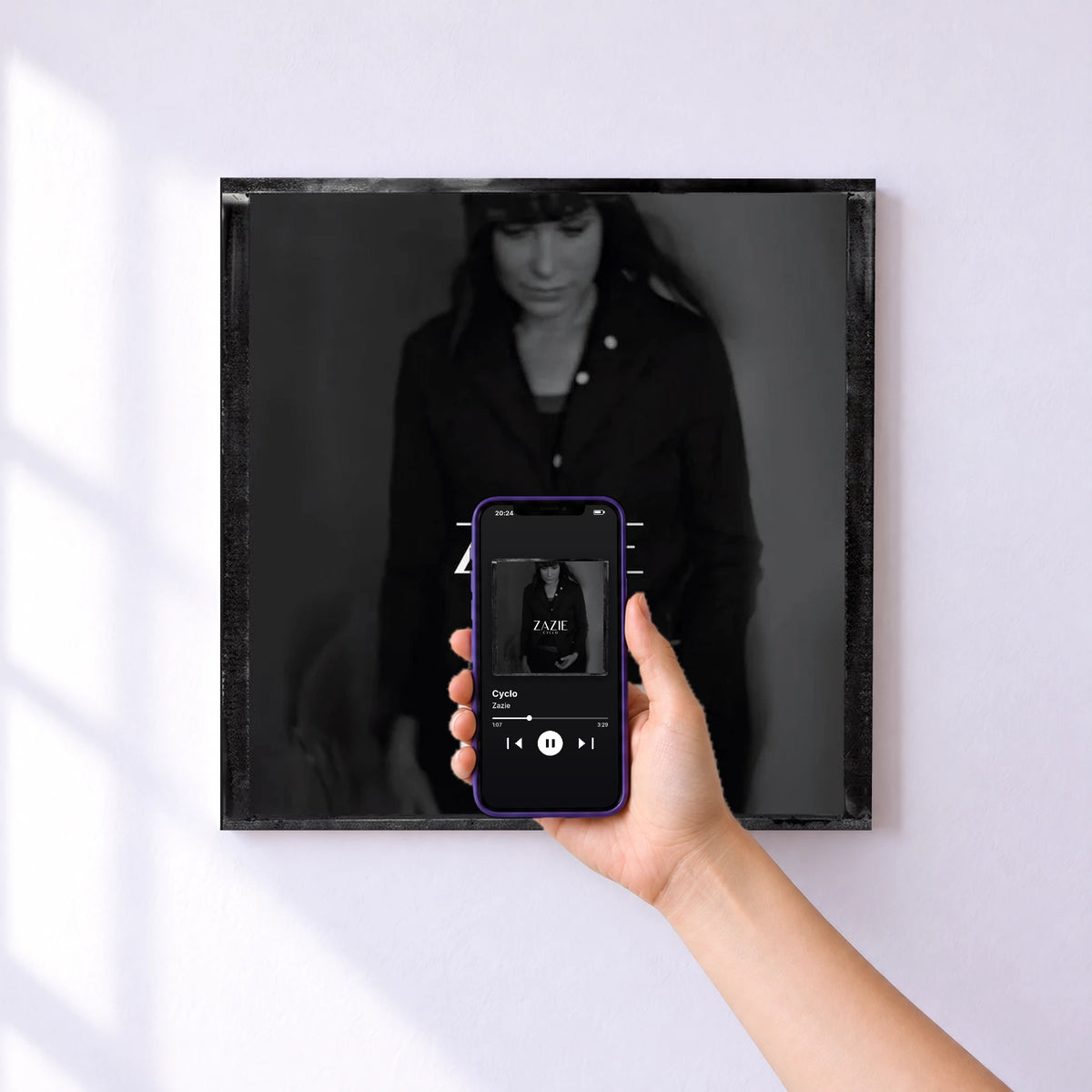Affiche connectée Cyclo de Zazie au mur : l'album se lance en approchant le téléphone