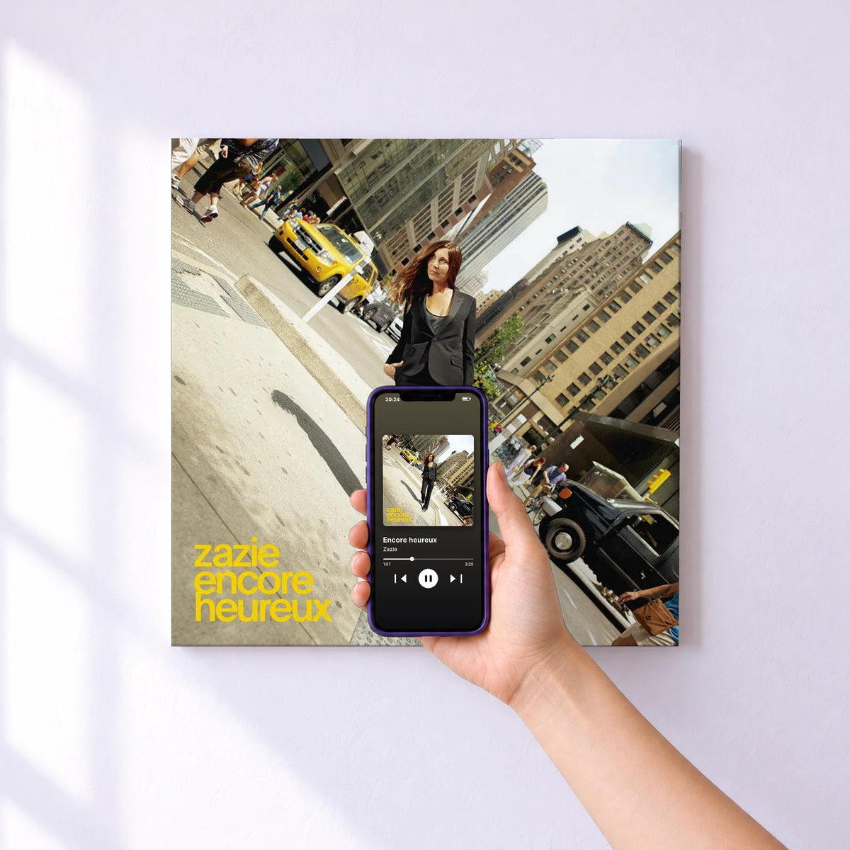 Affiche connectée Encore heureux de Zazie au mur : l'album se lance en approchant le téléphone