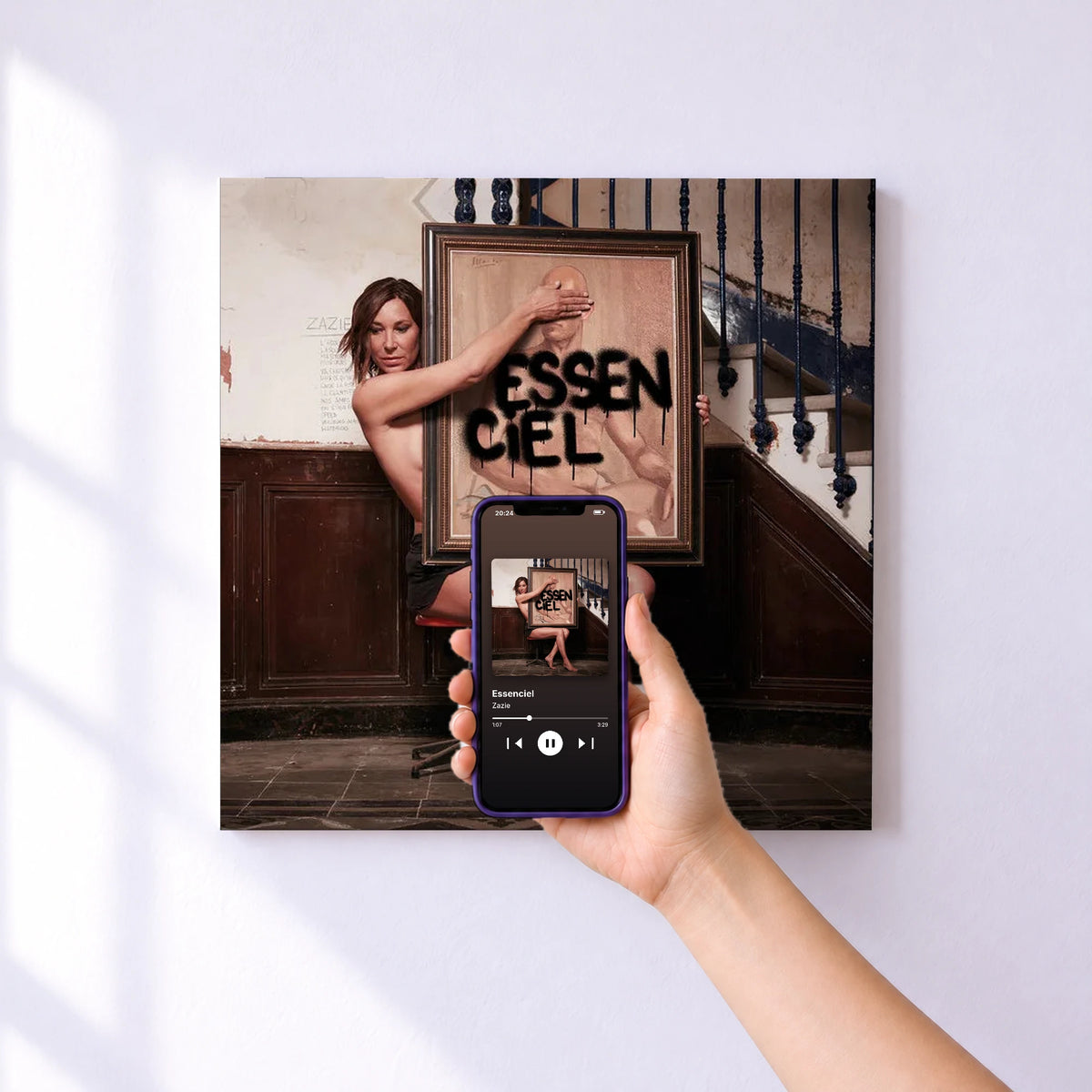 Affiche connectée Essenciel de Zazie au mur : l'album se lance en approchant le téléphone