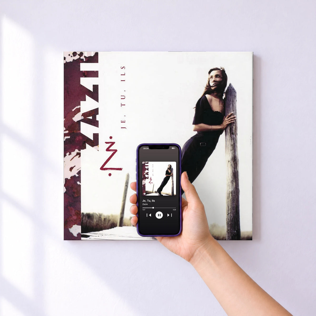 Affiche connectée Je, Tu, Ils de Zazie au mur : l'album se lance en approchant le téléphone