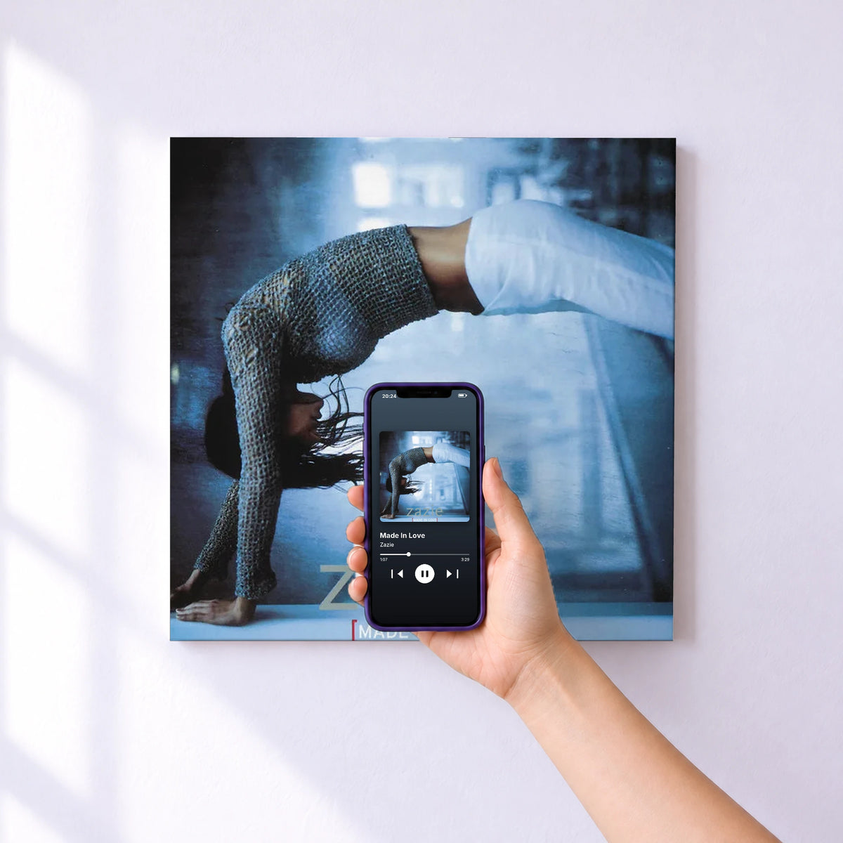 Affiche connectée Made In Love de Zazie au mur : l'album se lance en approchant le téléphone