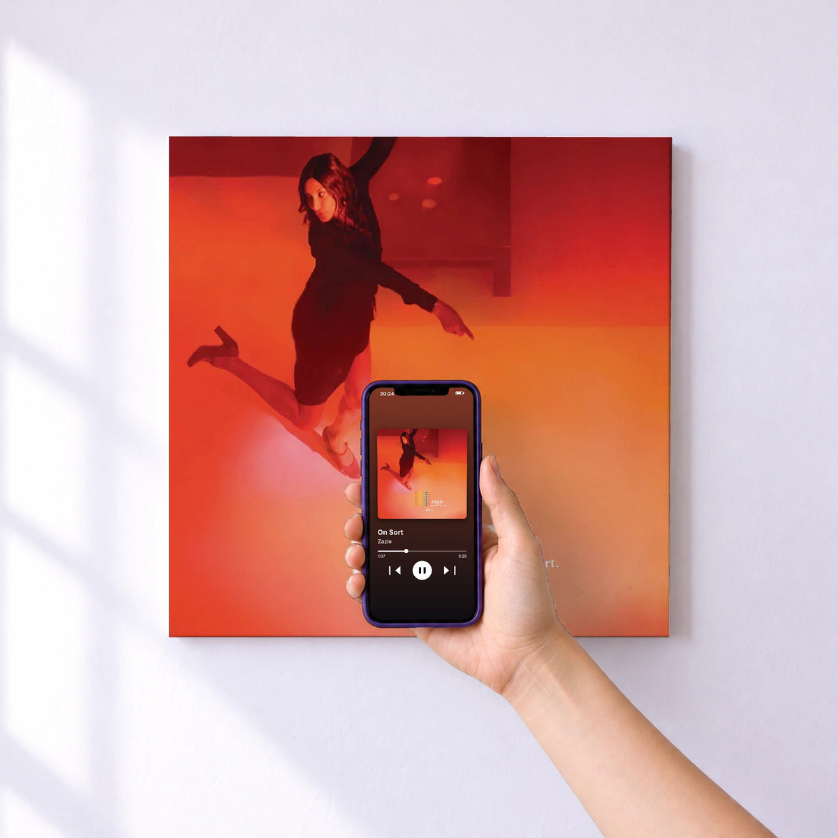 Affiche connectée On Sort de Zazie au mur : l'album se lance en approchant le téléphone