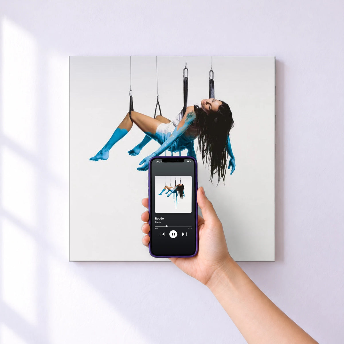 Affiche connectée Rodéo de Zazie au mur : l'album se lance en approchant le téléphone