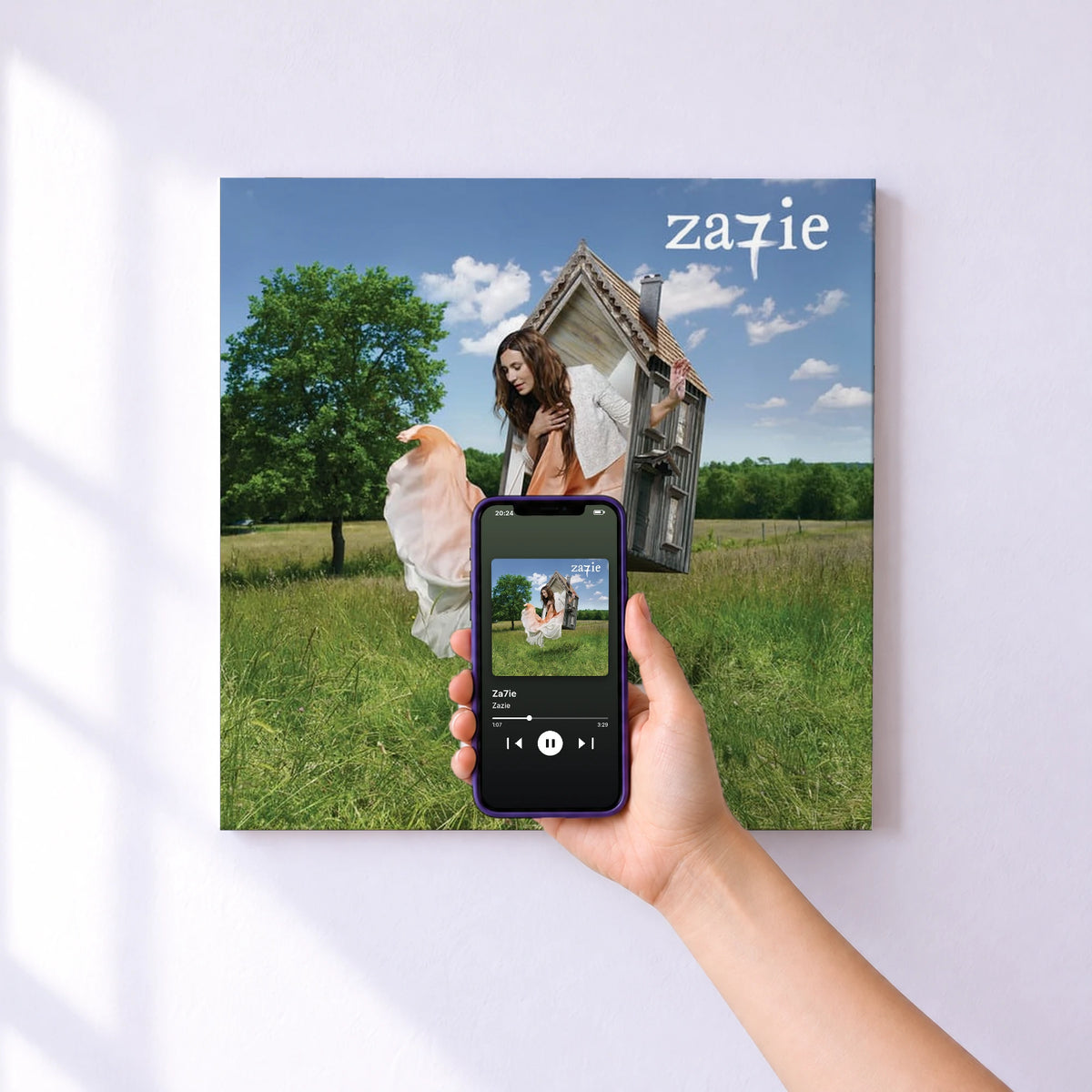 Affiche connectée Za7ie de Zazie au mur : l'album se lance en approchant le téléphone