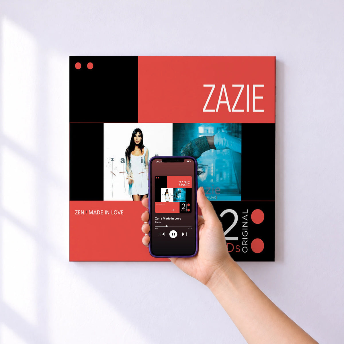 Affiche connectée Zen / Made In Love de Zazie au mur : l'album se lance en approchant le téléphone