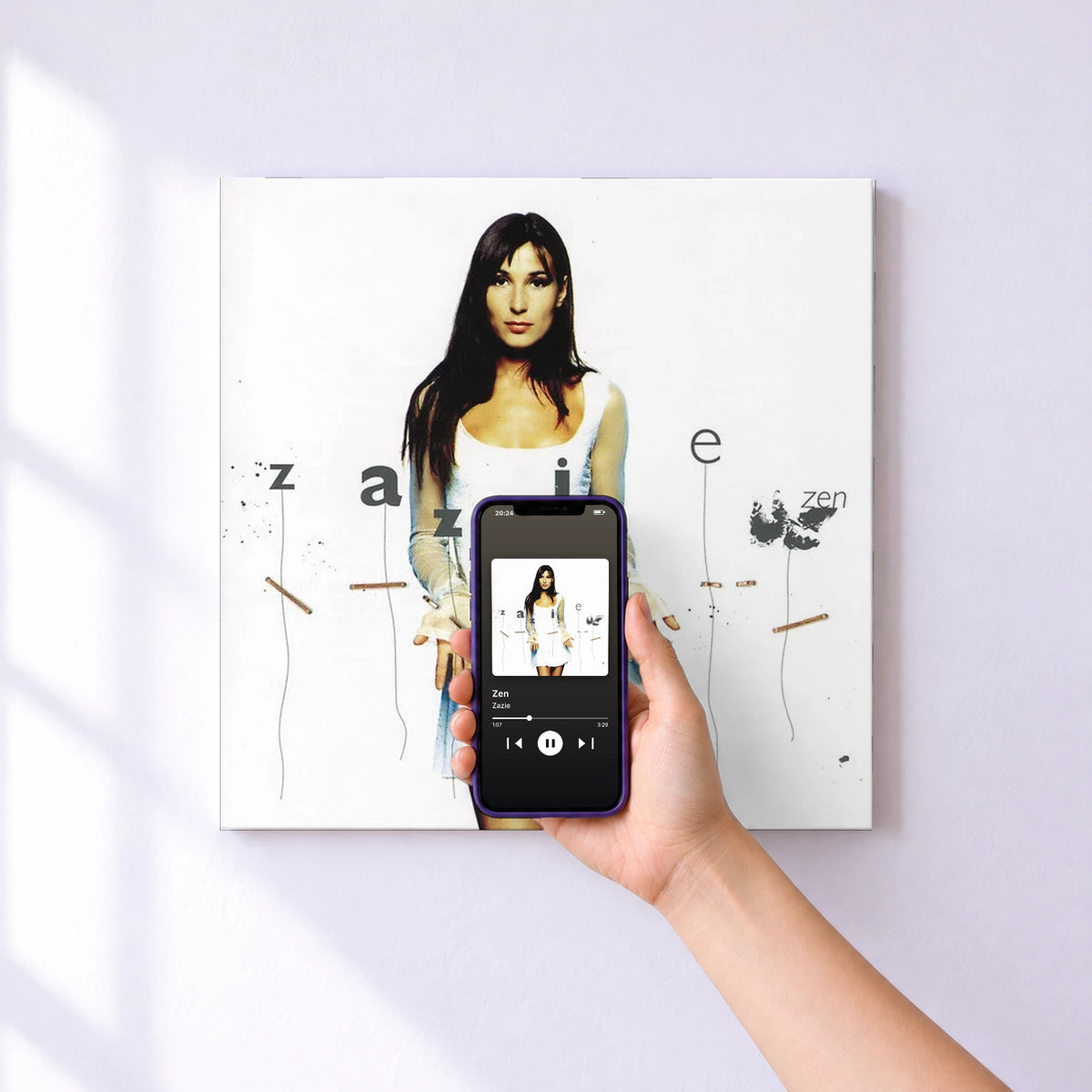 Affiche connectée Zen de Zazie au mur : l'album se lance en approchant le téléphone
