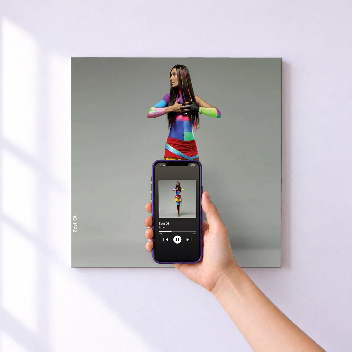 Affiche connectée Zest Of de Zazie au mur : l'album se lance en approchant le téléphone