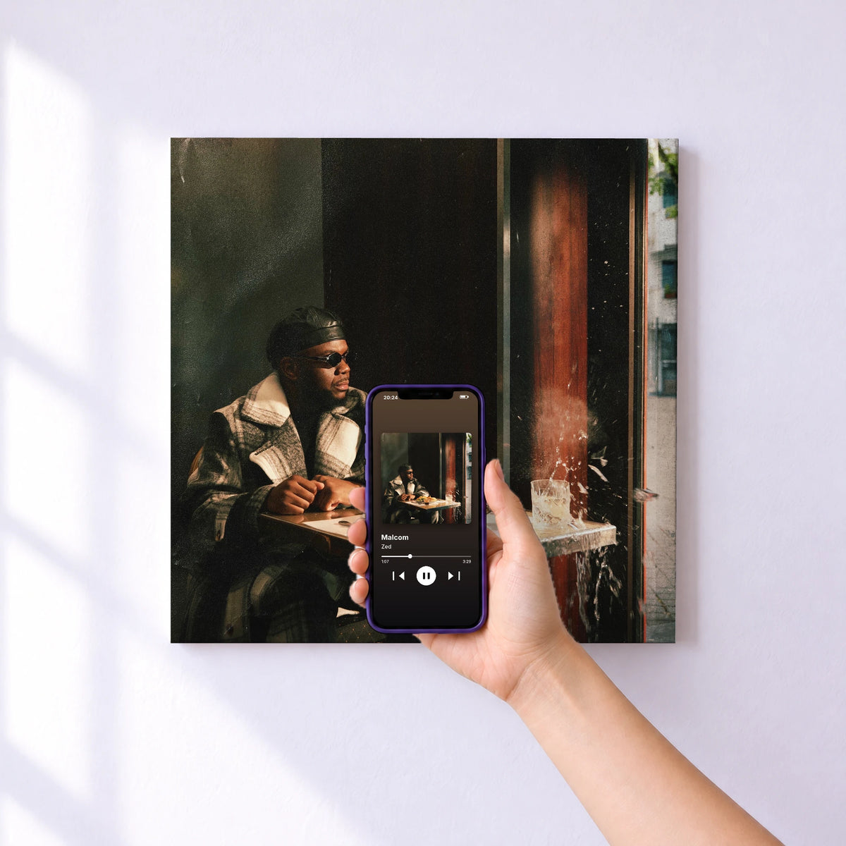 Affiche connectée Malcom de Zed au mur : l'album se lance en approchant le téléphone