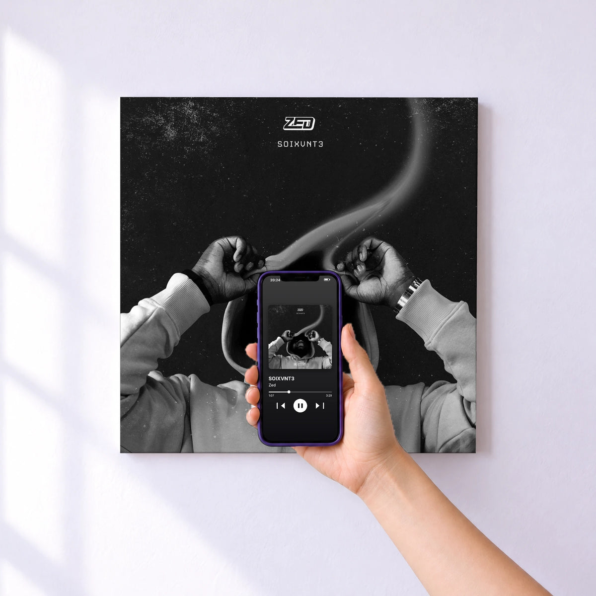 Affiche connectée SOIXVNT3 de Zed au mur : l'album se lance en approchant le téléphone