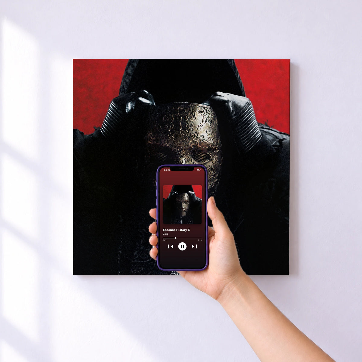 Affiche connectée Essonne History X de Ziak au mur : l'album se lance en approchant le téléphone