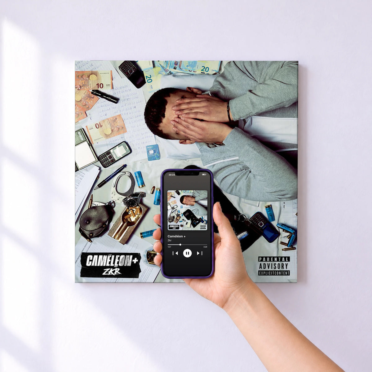 Affiche connectée Caméléon + de Zkr au mur : l'album se lance en approchant le téléphone
