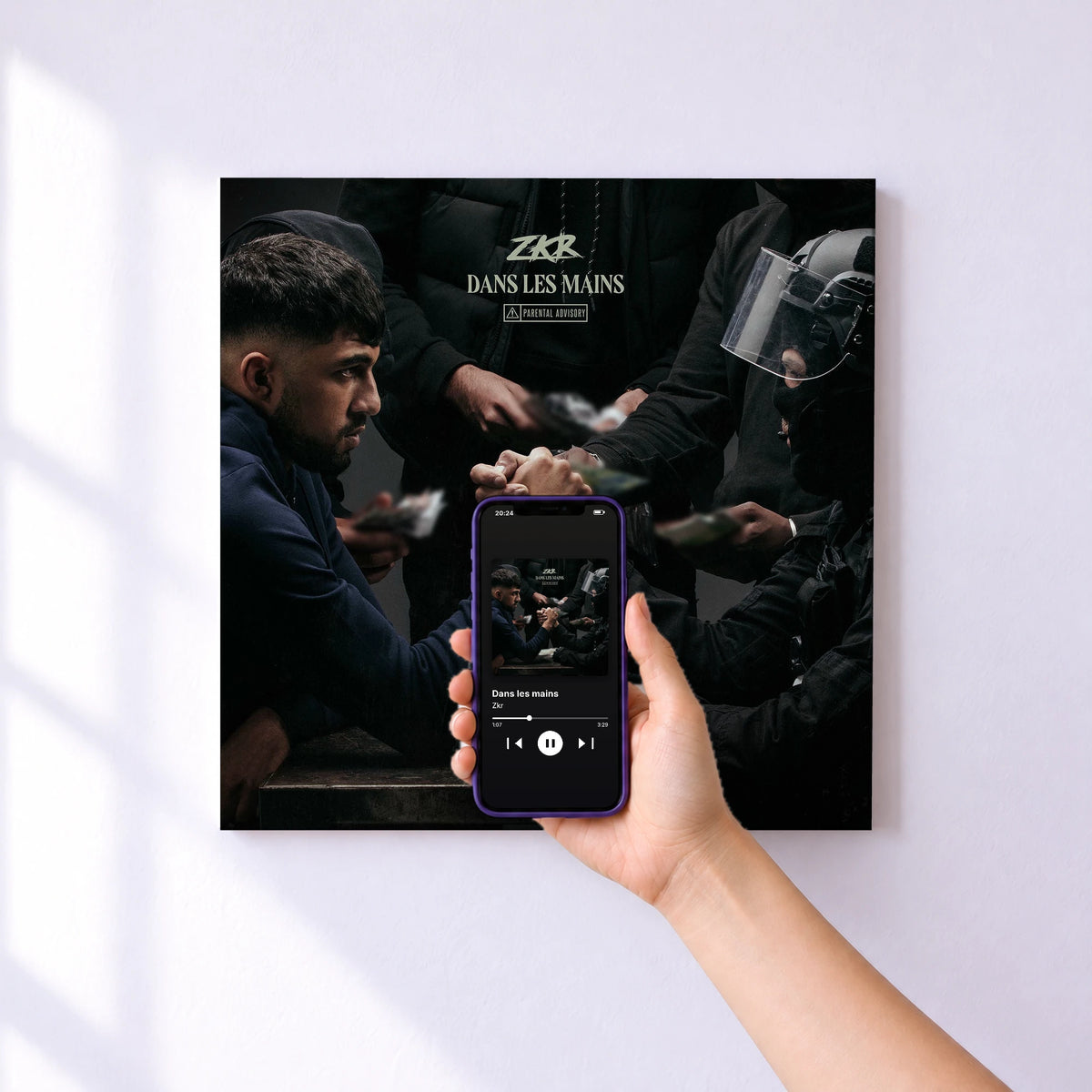 Affiche connectée Dans les mains de Zkr au mur : l'album se lance en approchant le téléphone