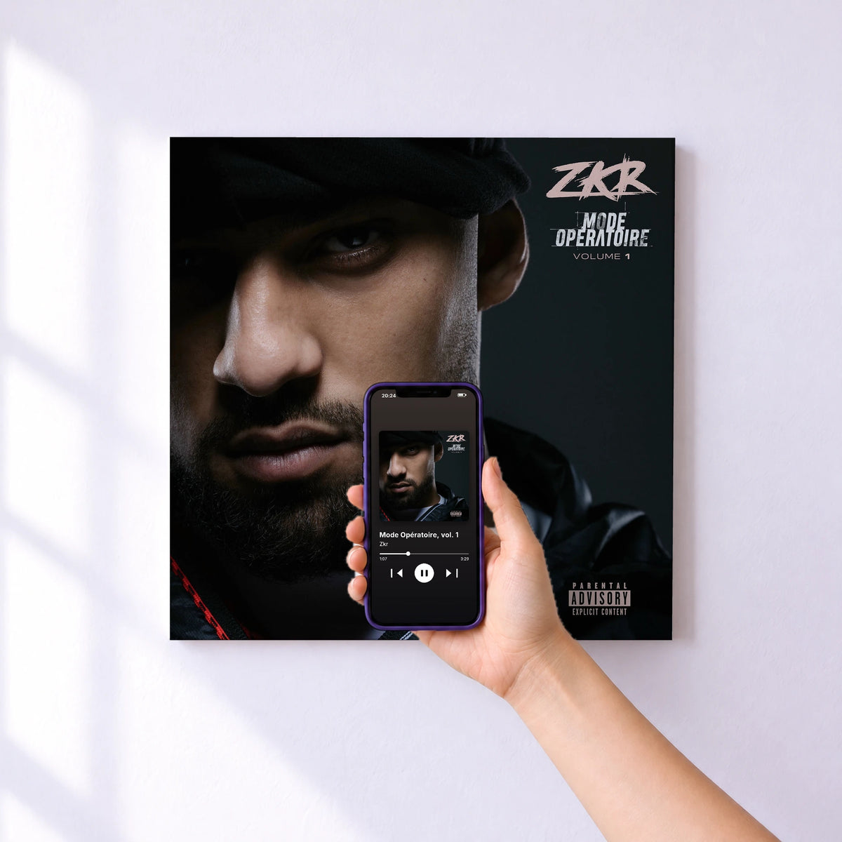 Affiche connectée Mode Opératoire, vol. 1 de Zkr au mur : l'album se lance en approchant le téléphone