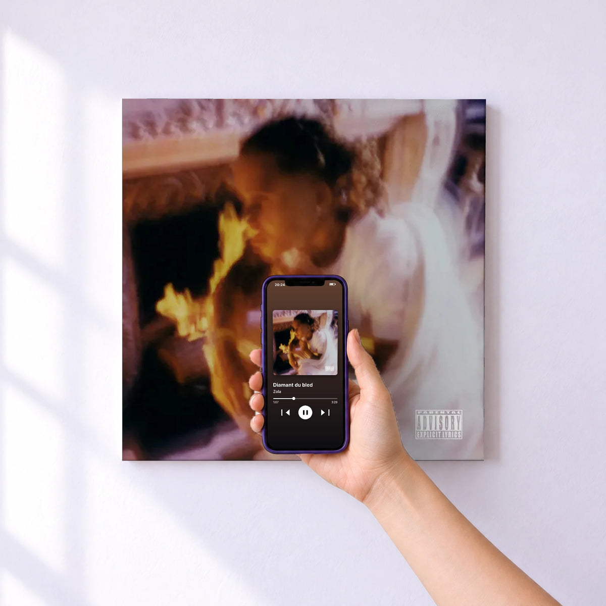 Affiche connectée Diamant du bled de Zola au mur : l'album se lance en approchant le téléphone