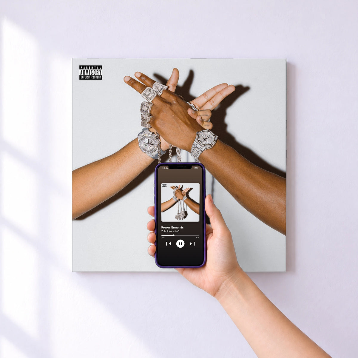 Affiche connectée Frères Ennemis de Zola & Koba LaD au mur : l'album se lance en approchant le téléphone