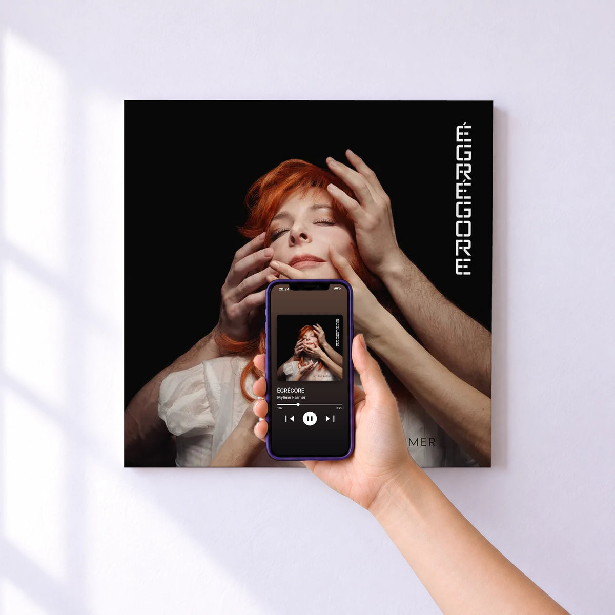 Affiche connectée ÉGRÉGORE de Mylène Farmer au mur : l'album se lance en approchant le téléphone