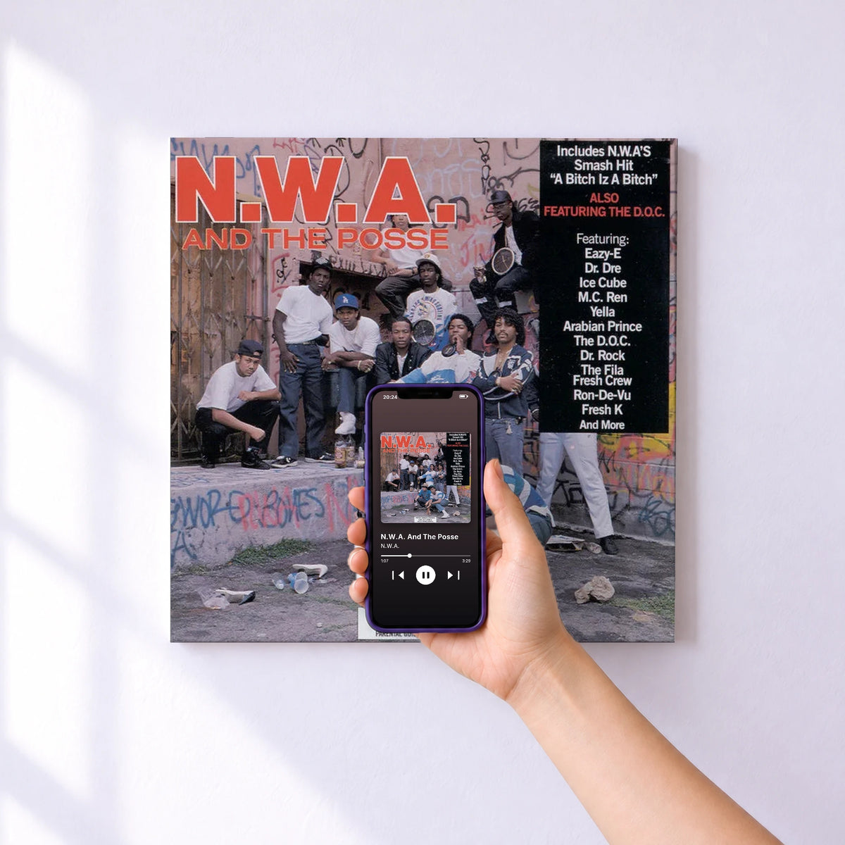 Affiche connectée N.W.A. And The Posse de N.W.A. au mur : l'album se lance en approchant le téléphone