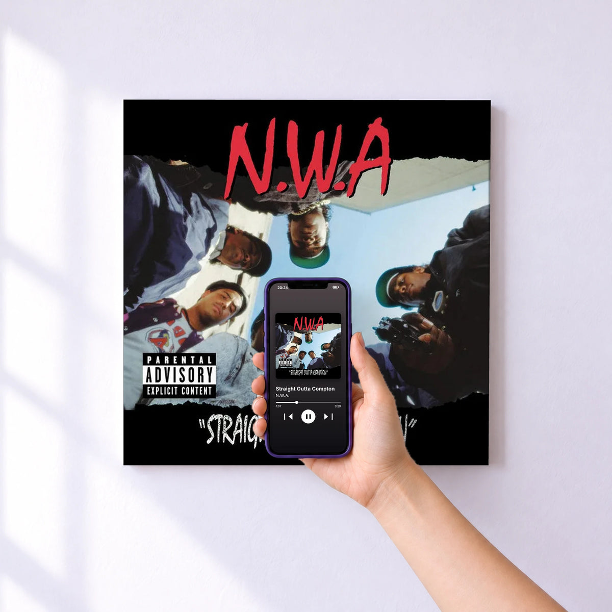 Affiche connectée Straight Outta Compton de N.W.A. au mur : l'album se lance en approchant le téléphone