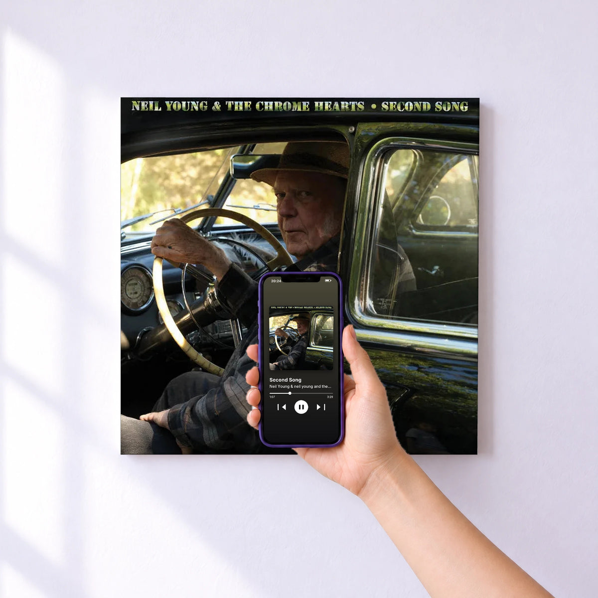 Affiche connectée Second Song de Neil Young & neil young and the chrome hearts au mur : l'album se lance en approchant le téléphone