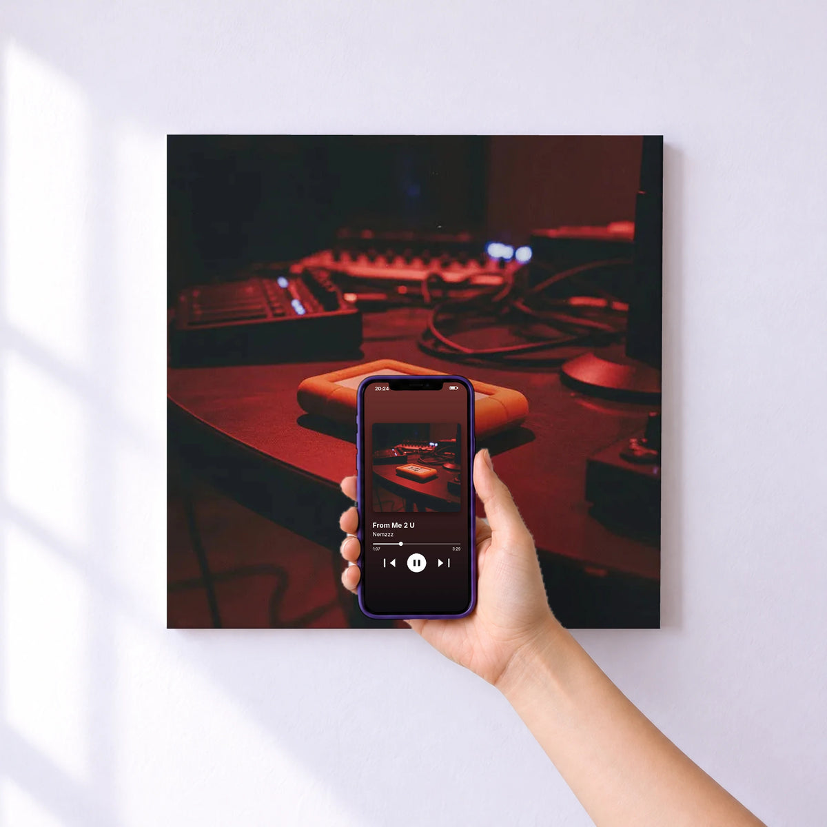 Affiche connectée From Me 2 U de Nemzzz au mur : l'album se lance en approchant le téléphone