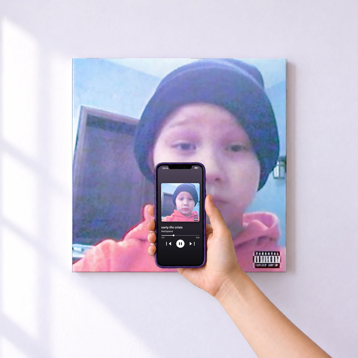 Affiche connectée early life crisis de Nettspend au mur : l'album se lance en approchant le téléphone