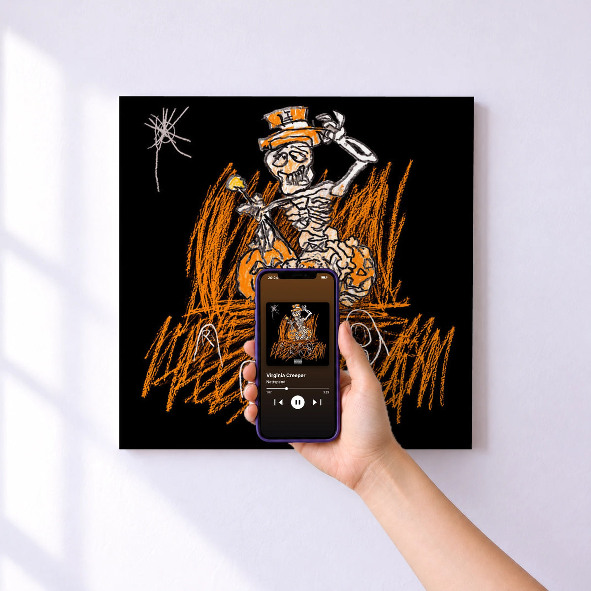 Affiche connectée Virginia Creeper de Nettspend au mur : l'album se lance en approchant le téléphone