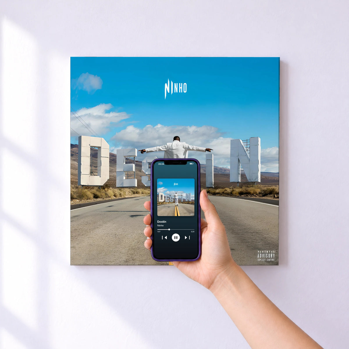 Affiche connectée Destin de Ninho au mur : l'album se lance en approchant le téléphone