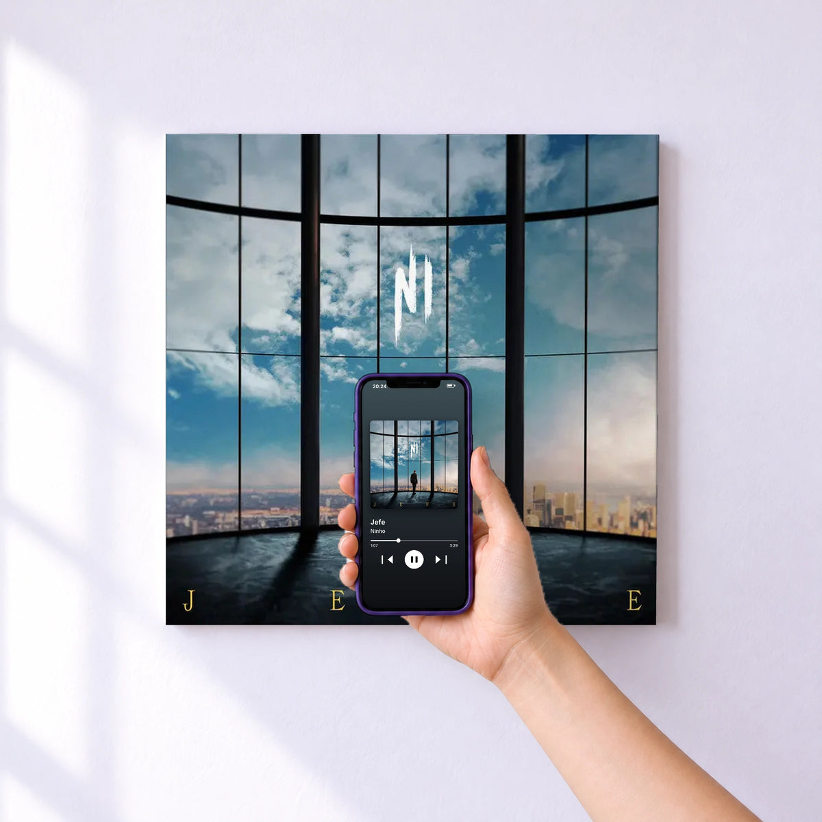 Affiche connectée Jefe de Ninho au mur : l'album se lance en approchant le téléphone