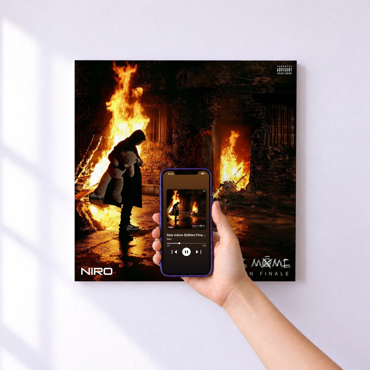 Affiche connectée Sale môme (Edition Finale) de Niro au mur : l'album se lance en approchant le téléphone