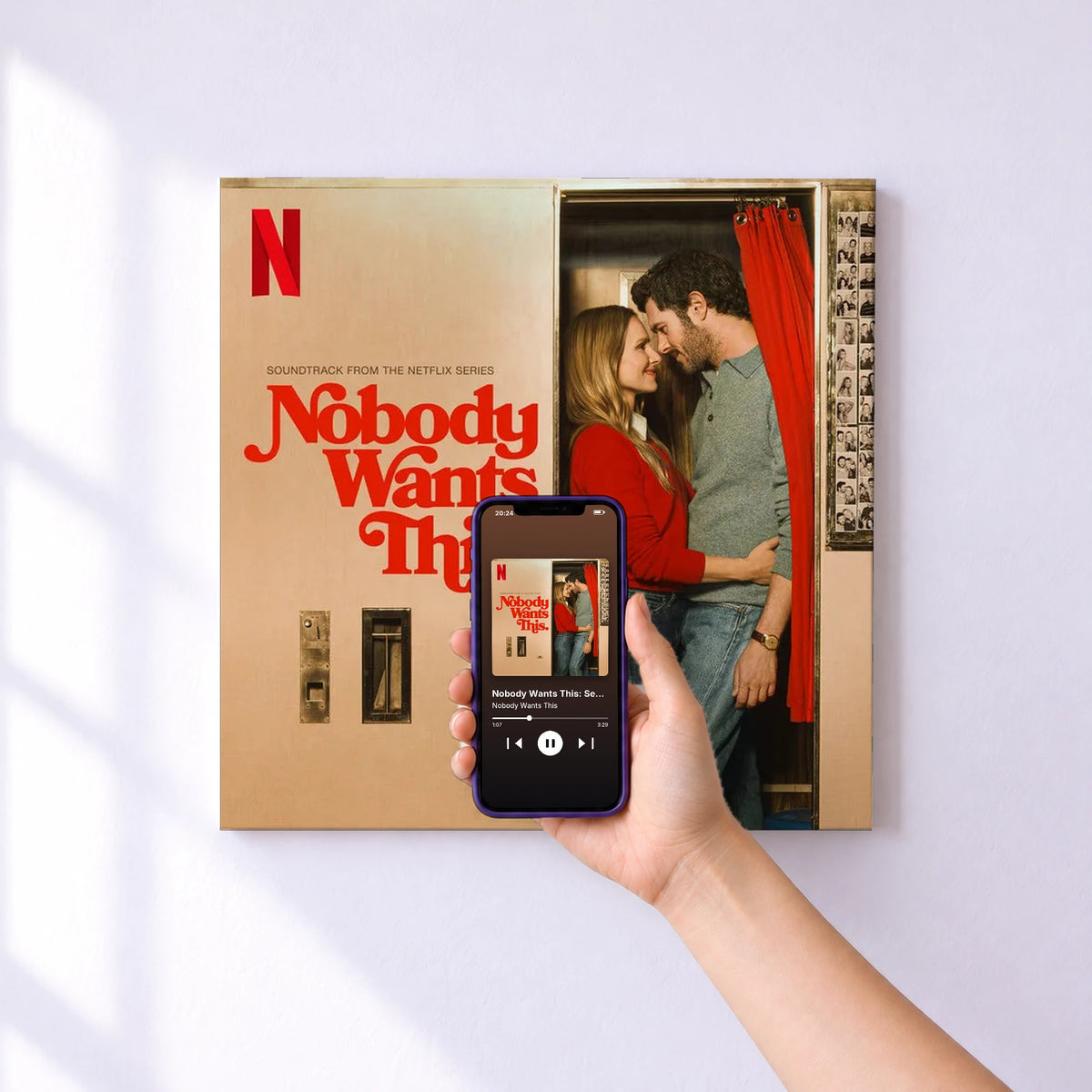 Affiche connectée Nobody Wants This: Season 3 (Soundtrack from the Netflix Series) de Nobody Wants This au mur : l'album se lance en approchant le téléphone