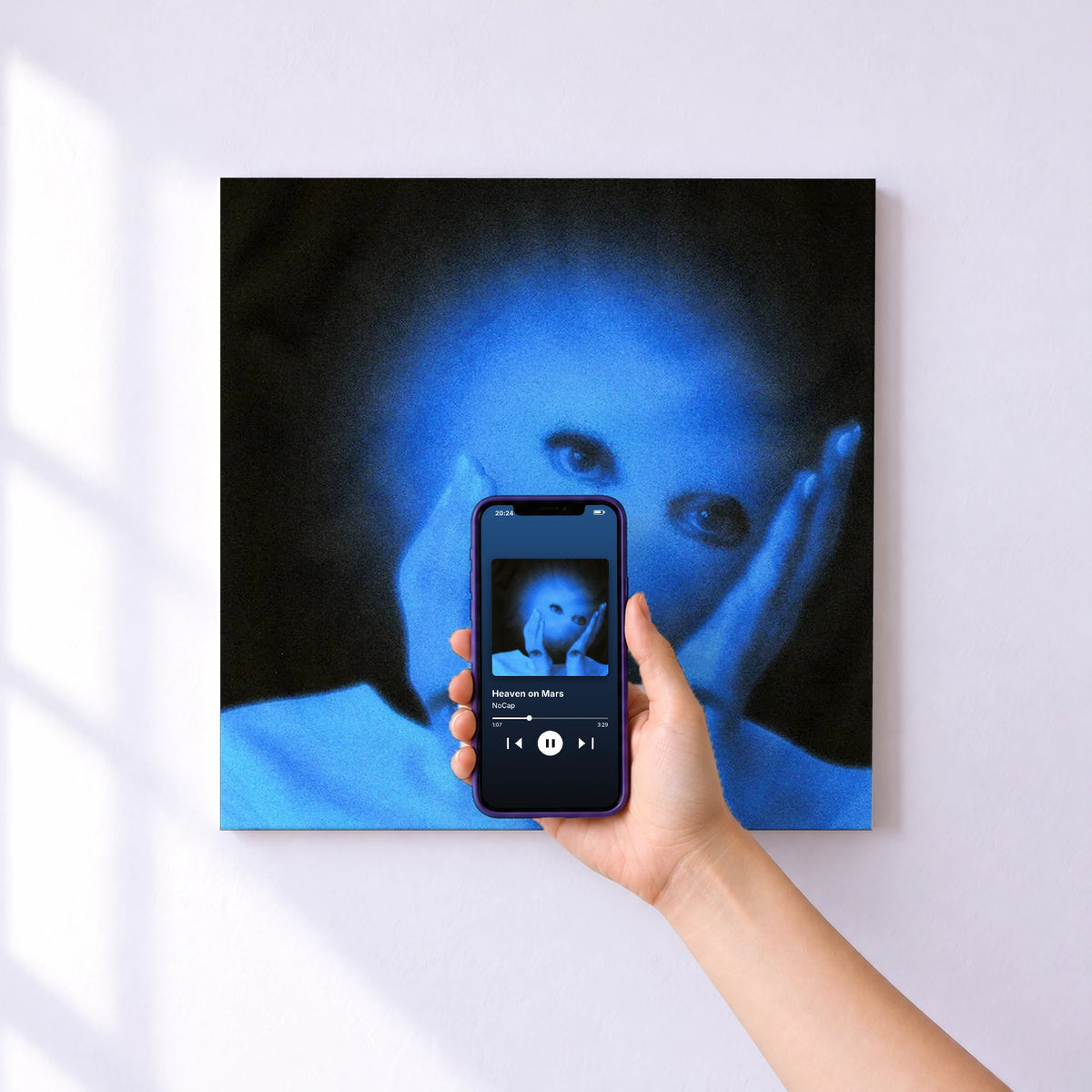 Affiche connectée Heaven on Mars de NoCap au mur : l'album se lance en approchant le téléphone