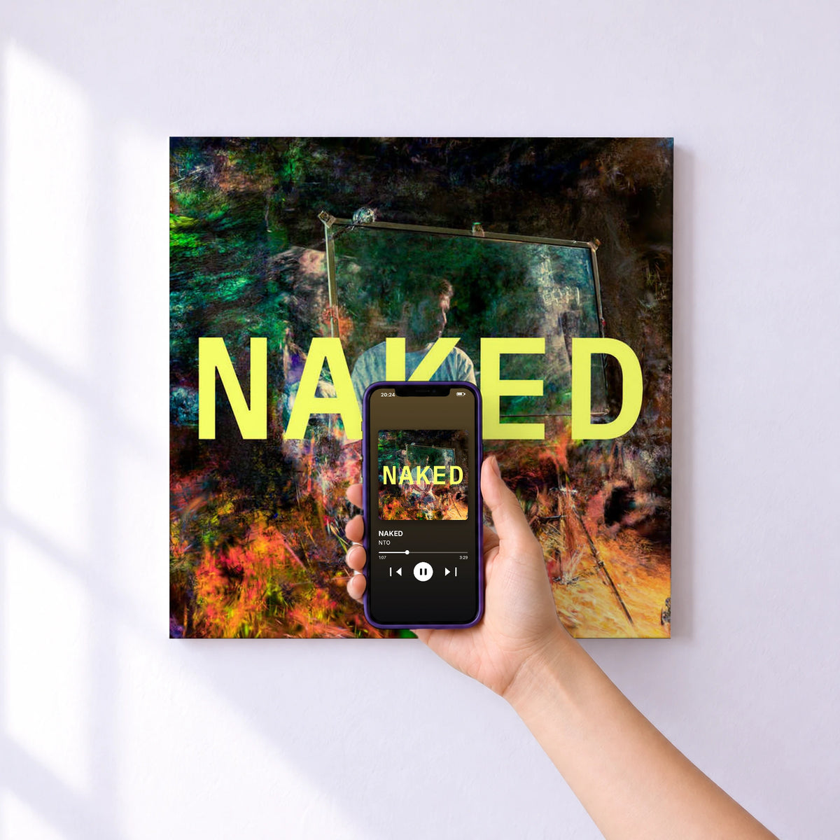 Affiche connectée NAKED de NTO au mur : l'album se lance en approchant le téléphone