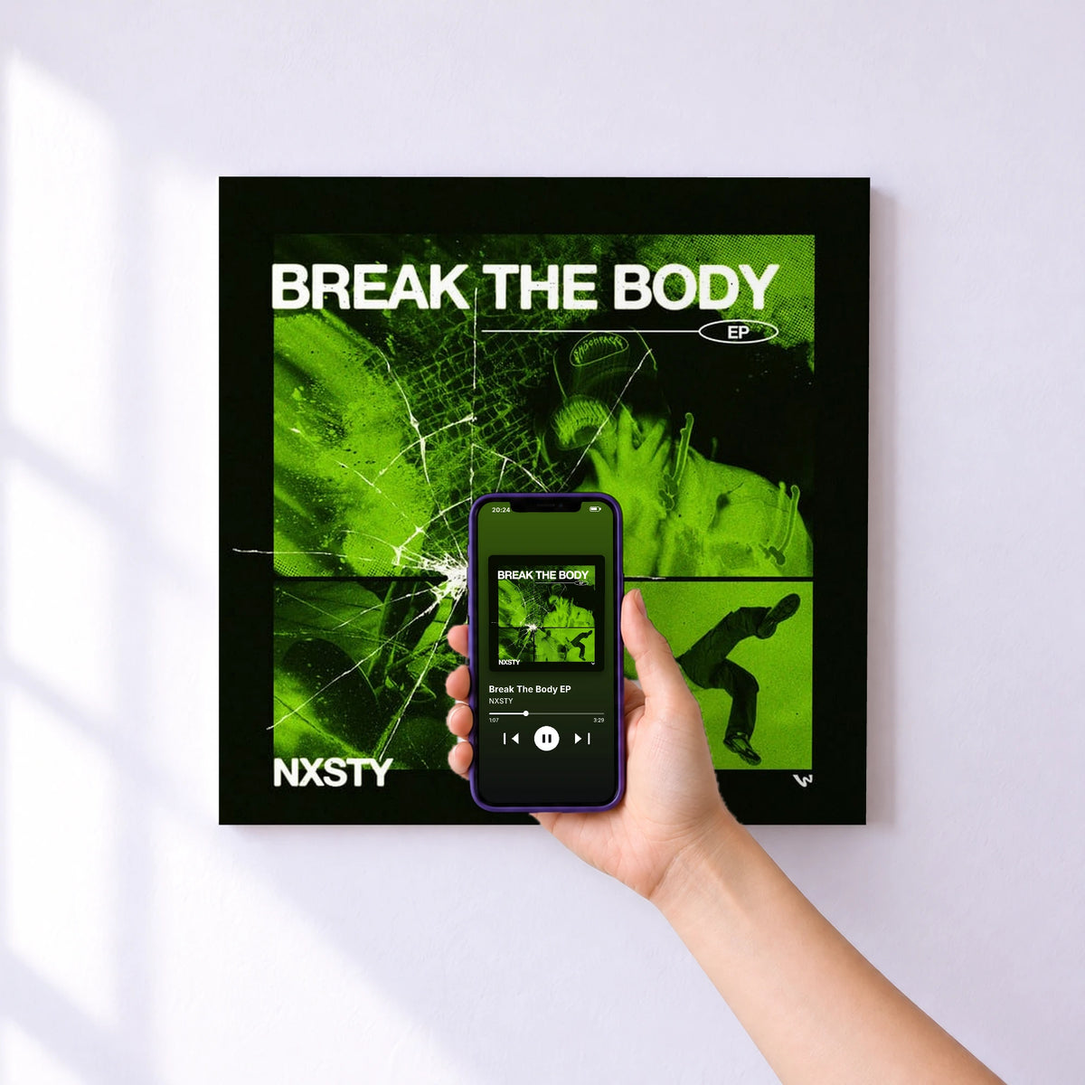 Affiche connectée Break The Body EP de NXSTY au mur : l'album se lance en approchant le téléphone