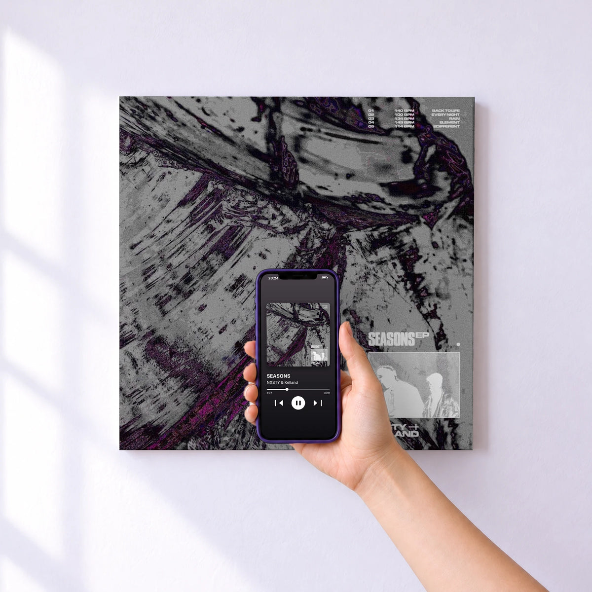 Affiche connectée SEASONS de NXSTY & Kelland au mur : l'album se lance en approchant le téléphone