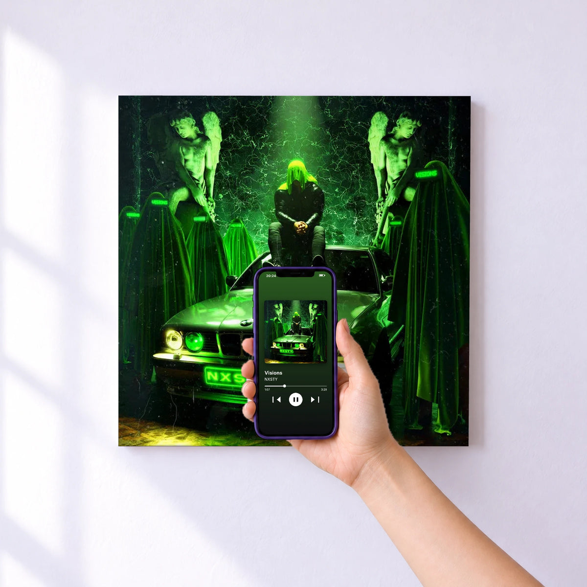 Affiche connectée Visions de NXSTY au mur : l'album se lance en approchant le téléphone