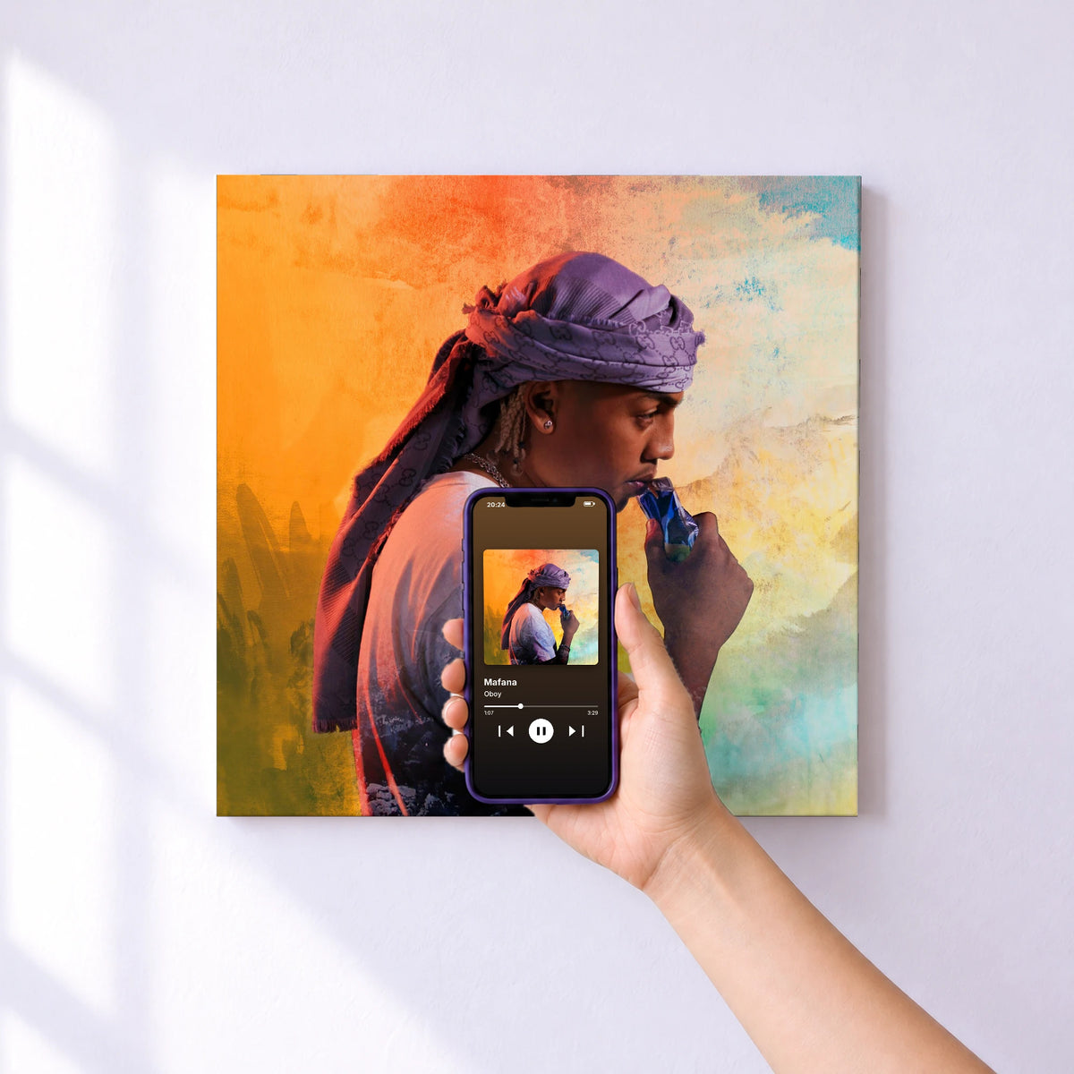 Affiche connectée Mafana de Oboy au mur : l'album se lance en approchant le téléphone