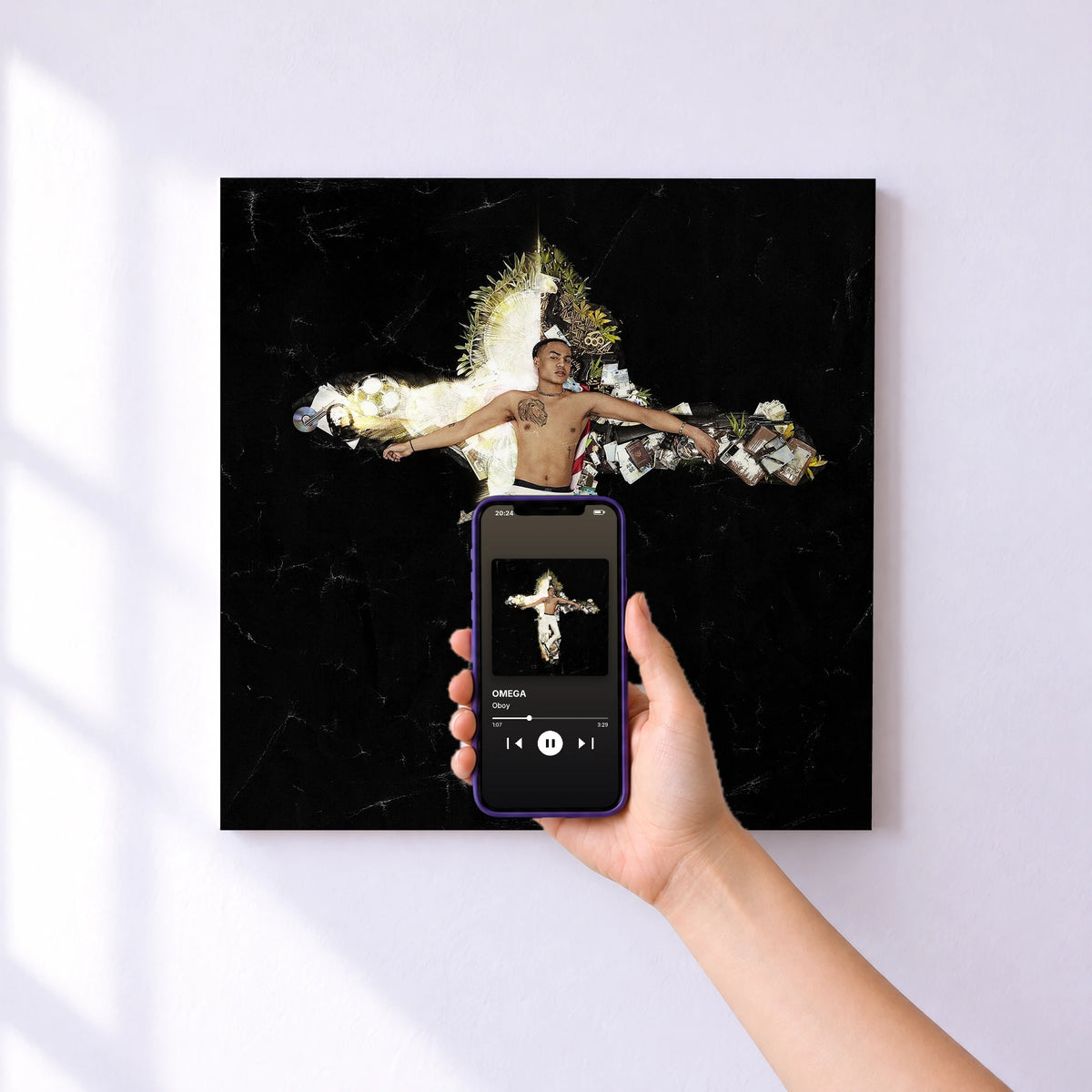 Affiche connectée OMEGA de Oboy au mur : l'album se lance en approchant le téléphone