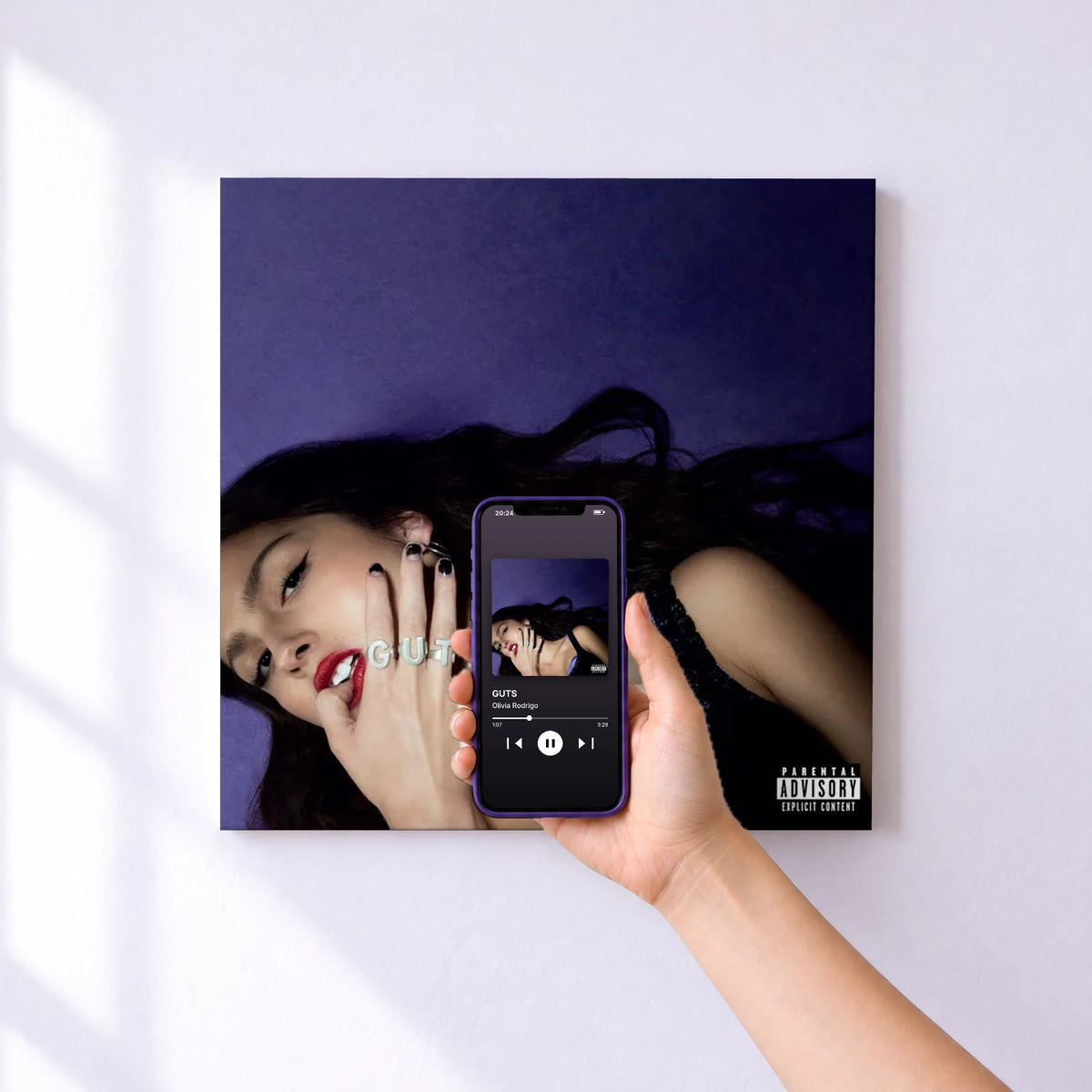 Affiche connectée GUTS de Olivia Rodrigo au mur : l'album se lance en approchant le téléphone