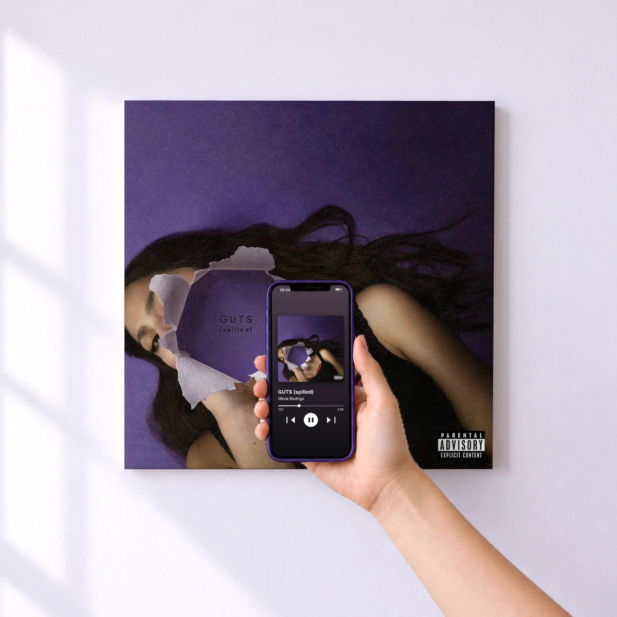 Affiche connectée GUTS (spilled) de Olivia Rodrigo au mur : l'album se lance en approchant le téléphone
