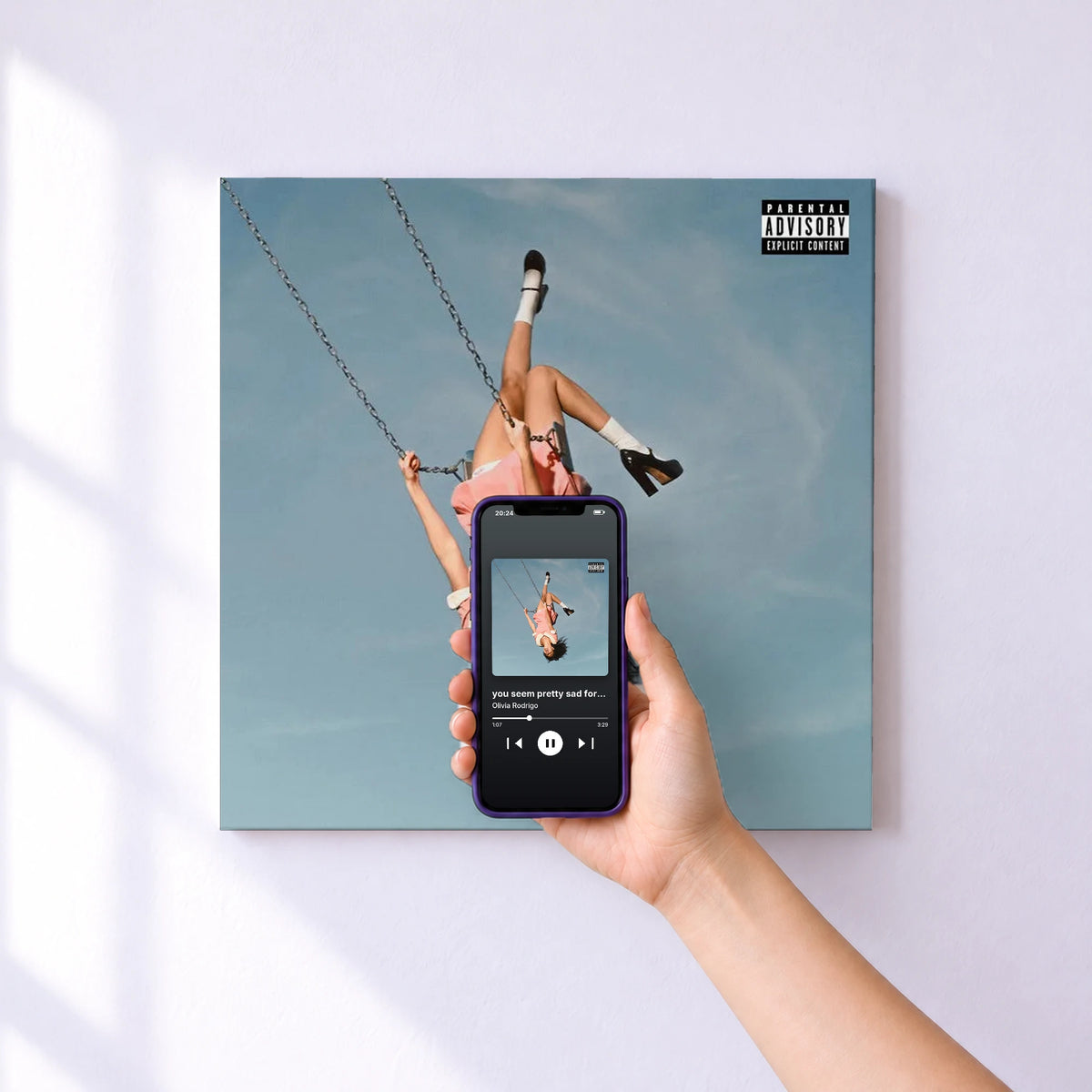 Affiche connectée you seem pretty sad for a girl so in love de Olivia Rodrigo au mur : l'album se lance en approchant le téléphone
