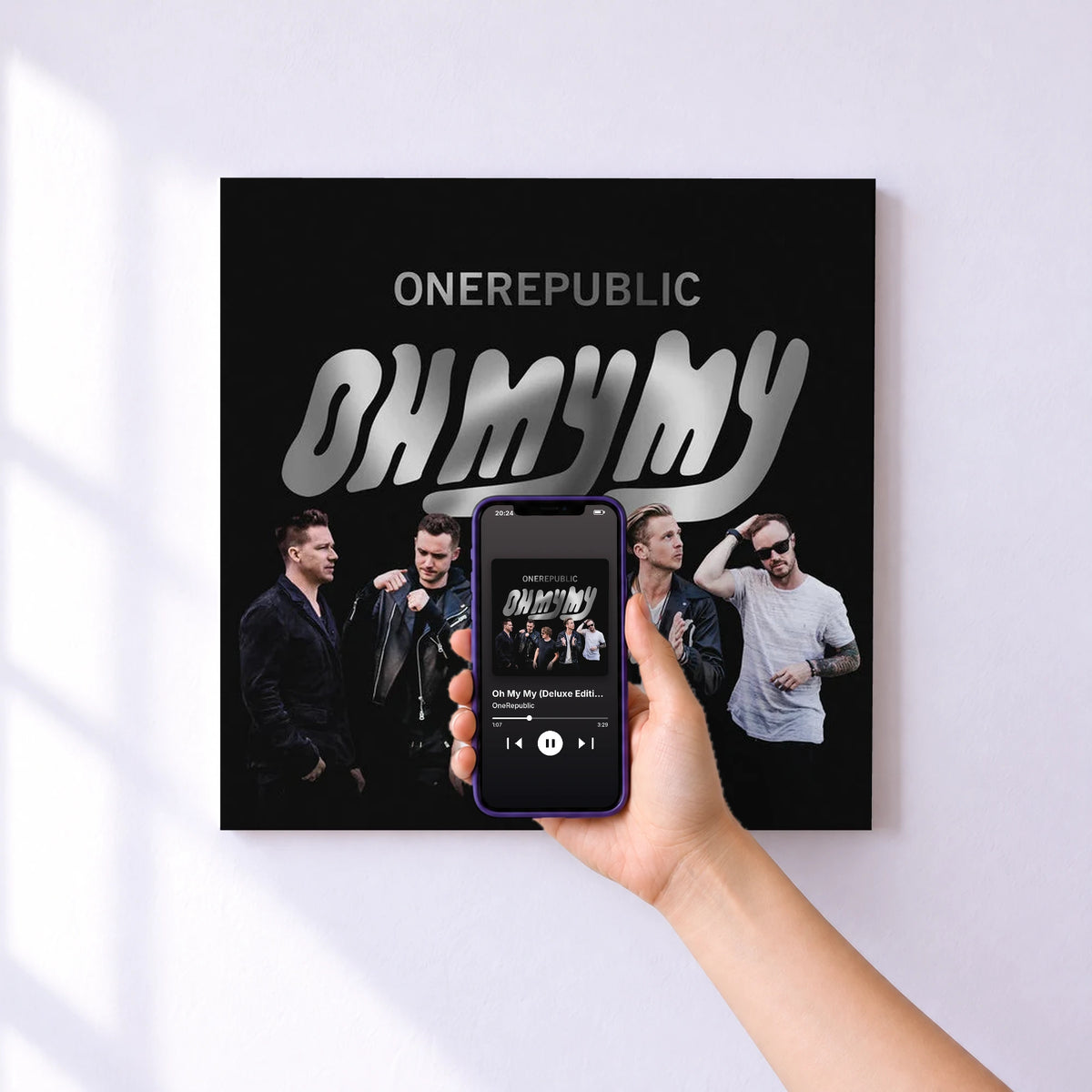 Affiche connectée Oh My My (Deluxe Edition) de OneRepublic au mur : l'album se lance en approchant le téléphone