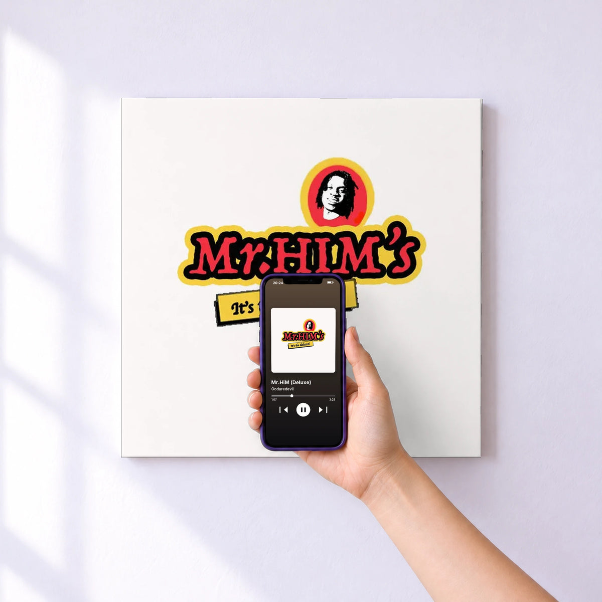 Affiche connectée Mr.HiM (Deluxe) de Oodaredevil au mur : l'album se lance en approchant le téléphone