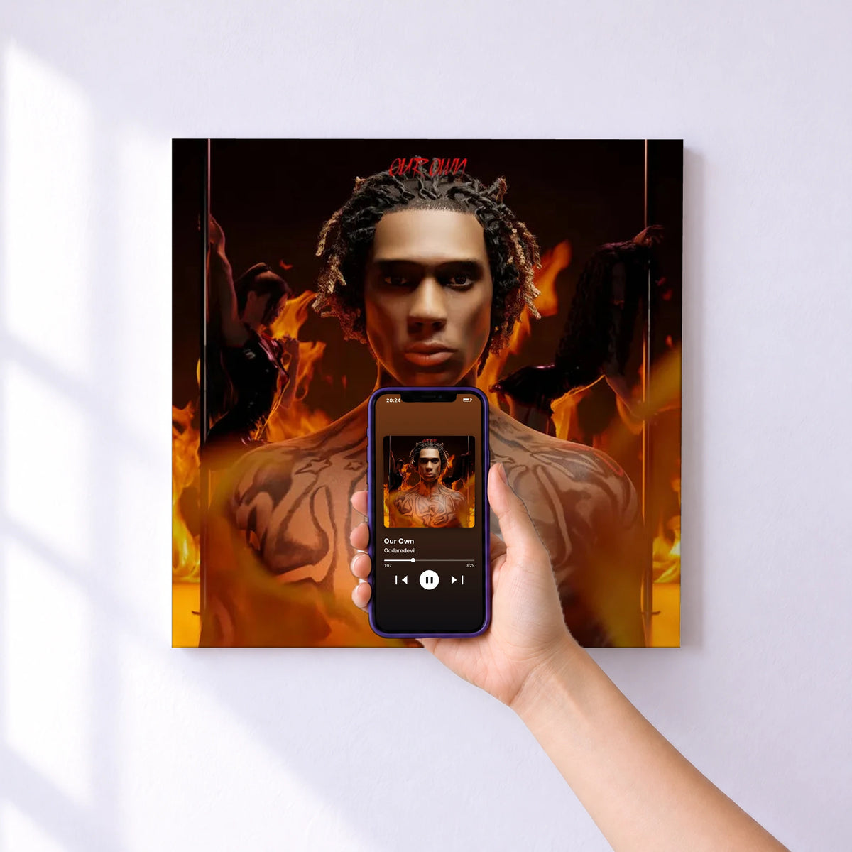 Affiche connectée Our Own de Oodaredevil au mur : l'album se lance en approchant le téléphone