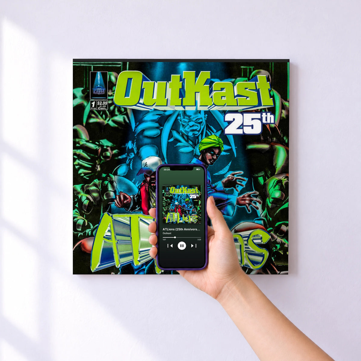 Affiche connectée ATLiens (25th Anniversary Deluxe Edition) de Outkast au mur : l'album se lance en approchant le téléphone