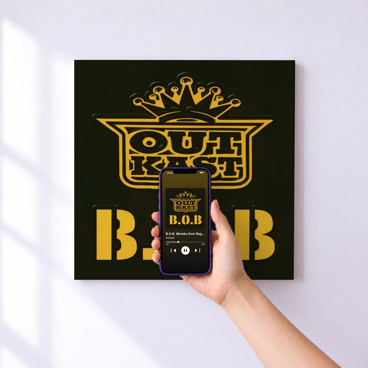Affiche connectée B.O.B. (Bombs Over Baghdad) de Outkast au mur : l'album se lance en approchant le téléphone