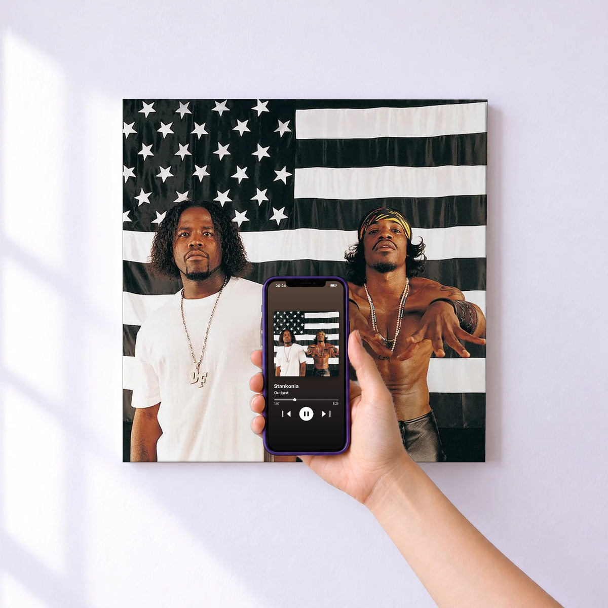 Affiche connectée Stankonia de Outkast au mur : l'album se lance en approchant le téléphone
