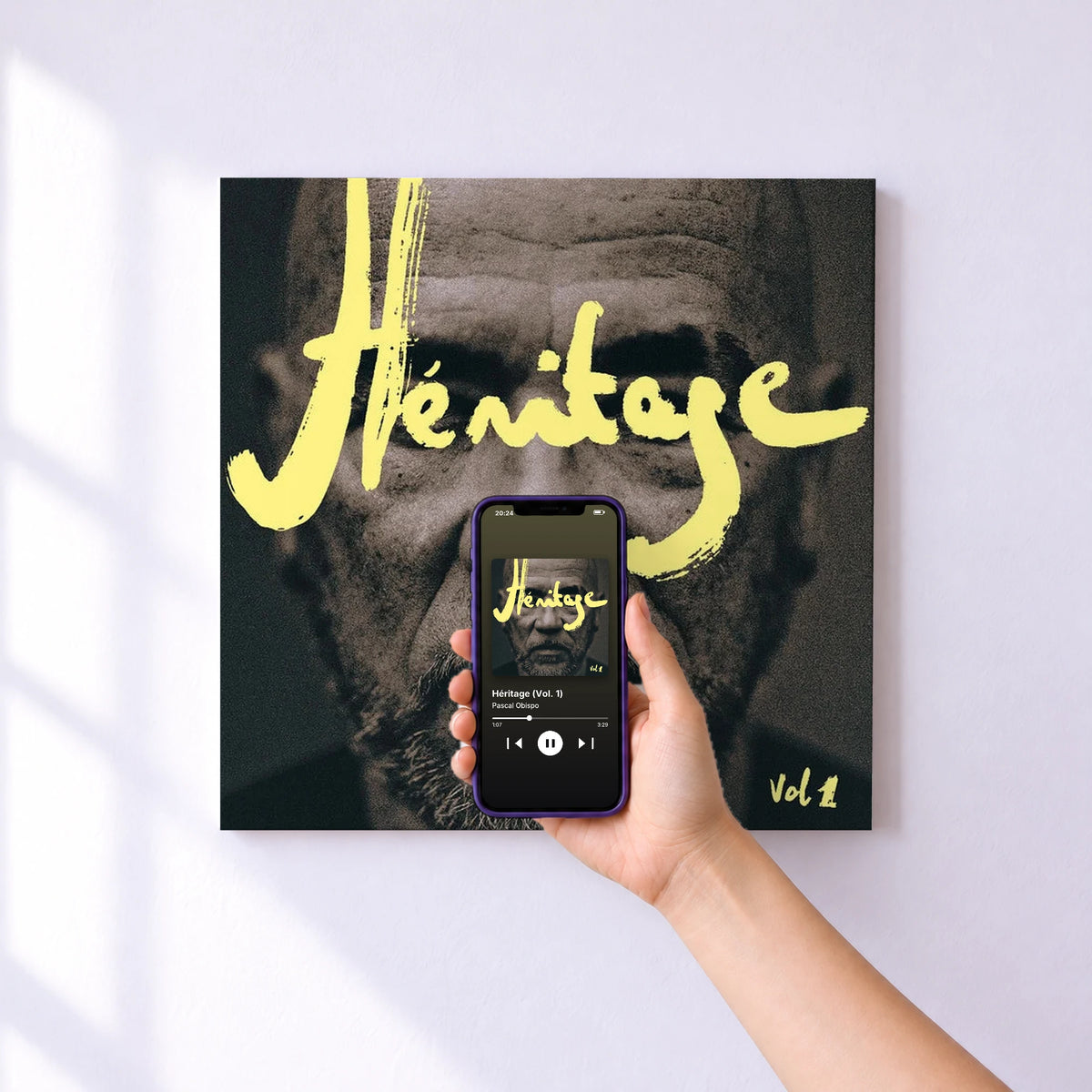 Affiche connectée Héritage (Vol. 1) de Pascal Obispo au mur : l'album se lance en approchant le téléphone